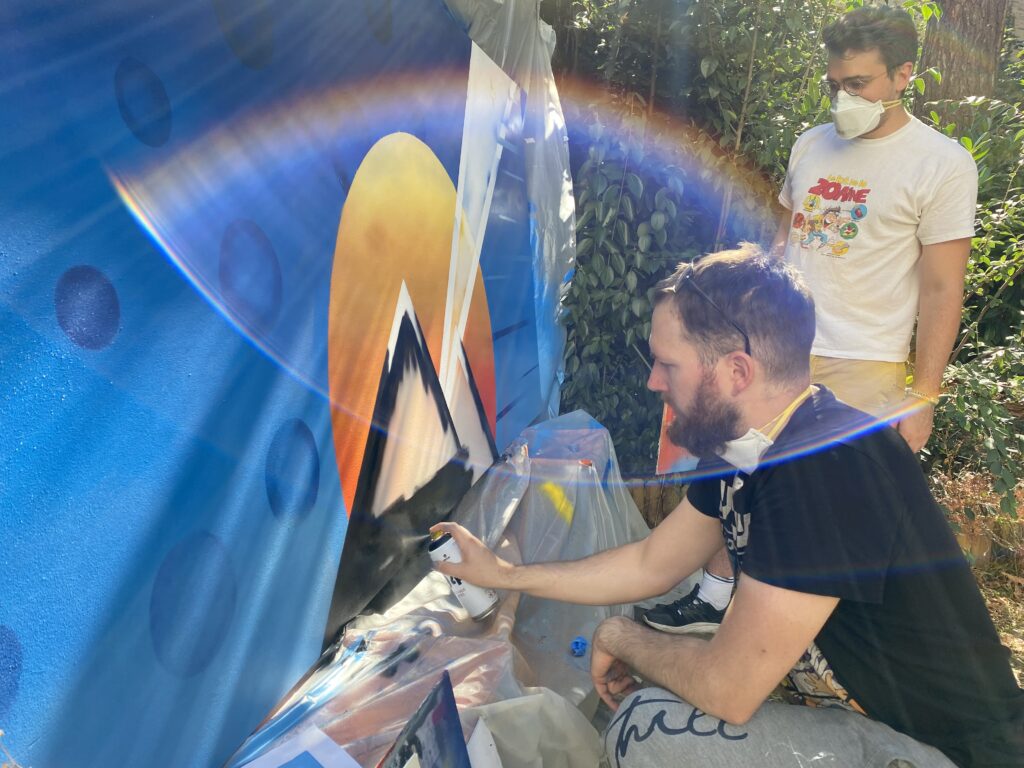 Un homme qui peint à la bombe de peinture