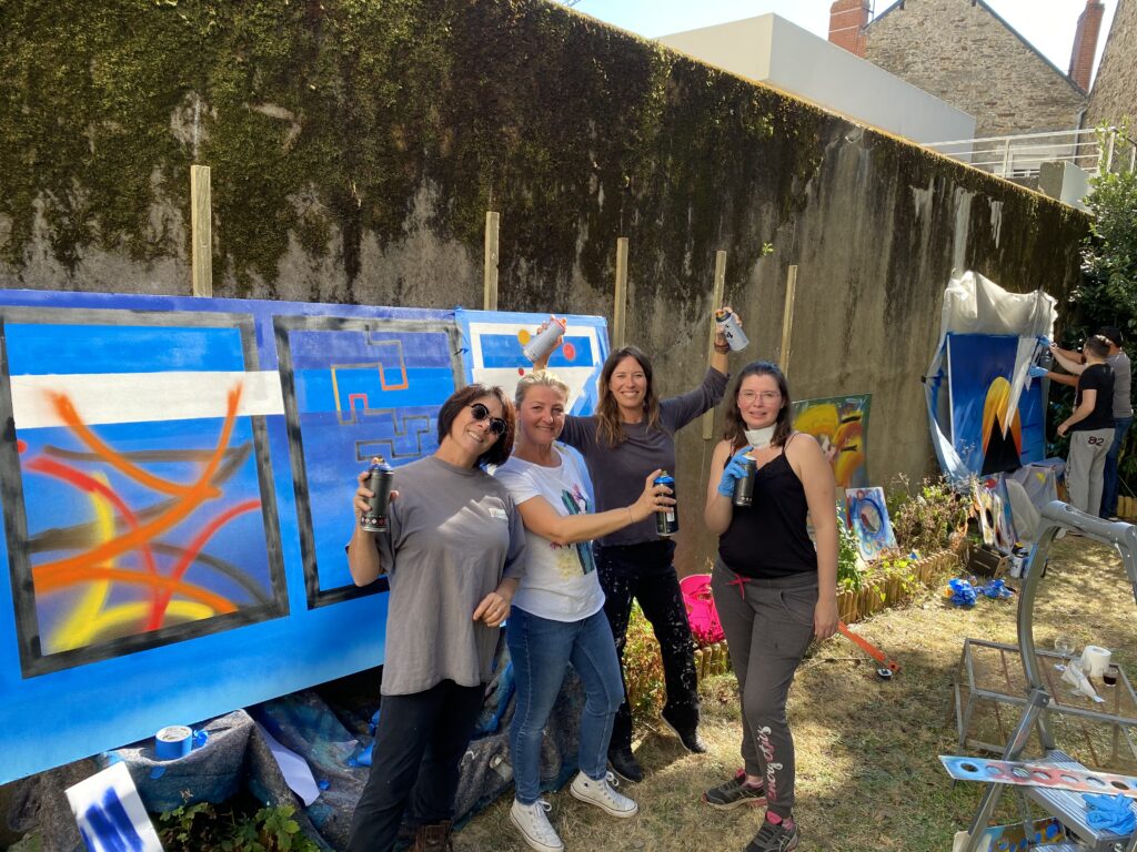 Groupe qui réalise une fresque murale