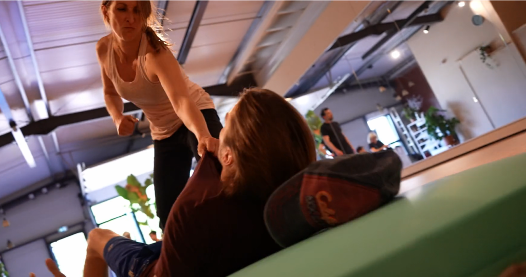 2 personnes qui se forment au combat scénique